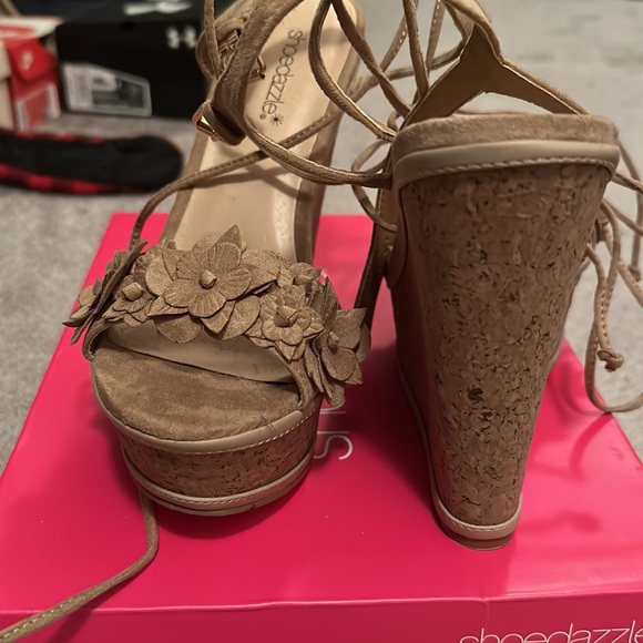 Shoe dazzle wedge wrap around heel - Picture 2 of 2